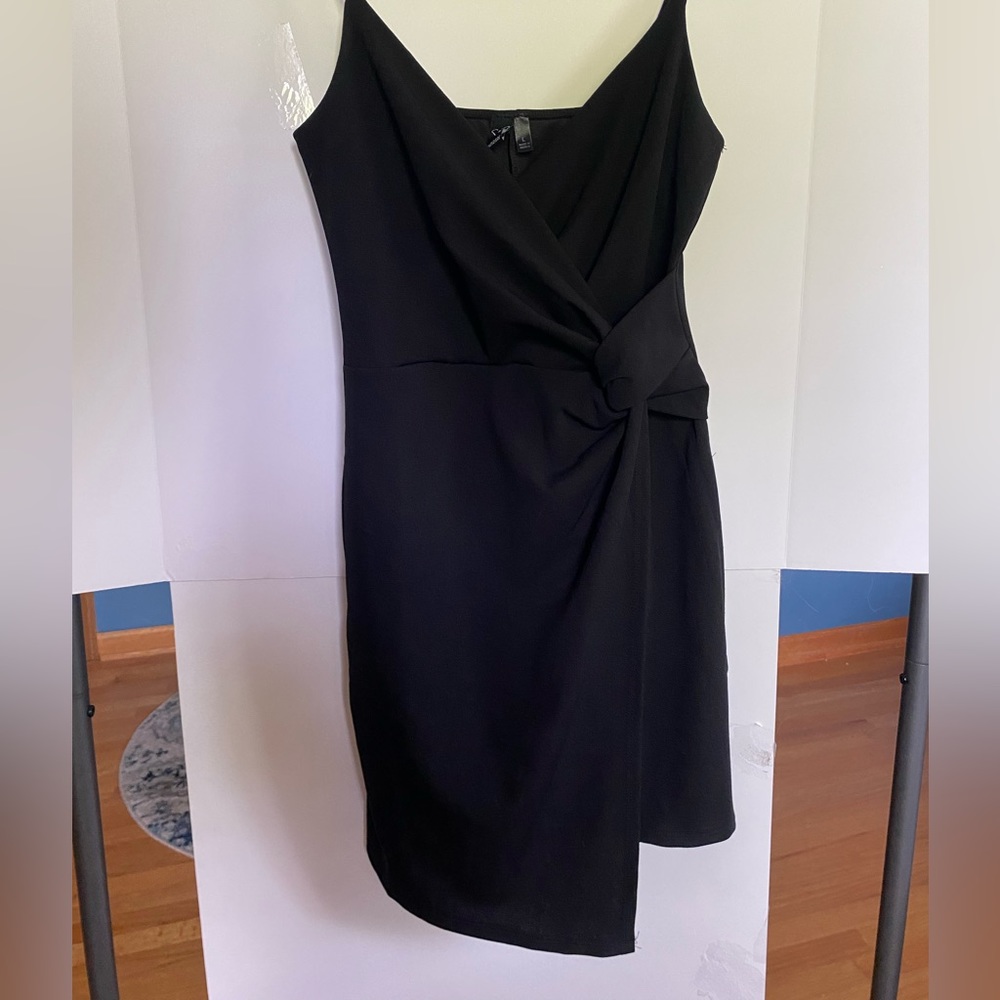 Black Windsor mini fitted v-neck dress